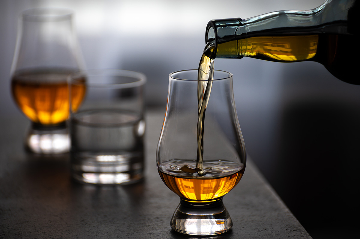 Chivas Regal Scotch Whisky-foton och fler bilder på Flaska - Flaska,  Whisky, Alkohol - iStock